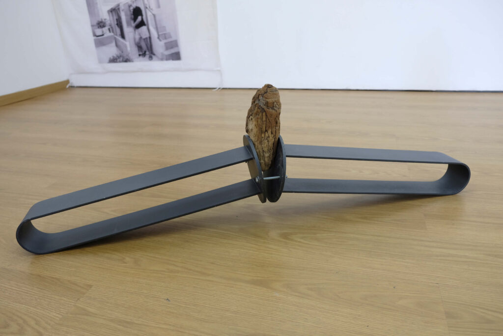 Instrumento de aferição dos desencontros 2023 Pilaretes, madeira e parafusos. 144 x 43 x 21