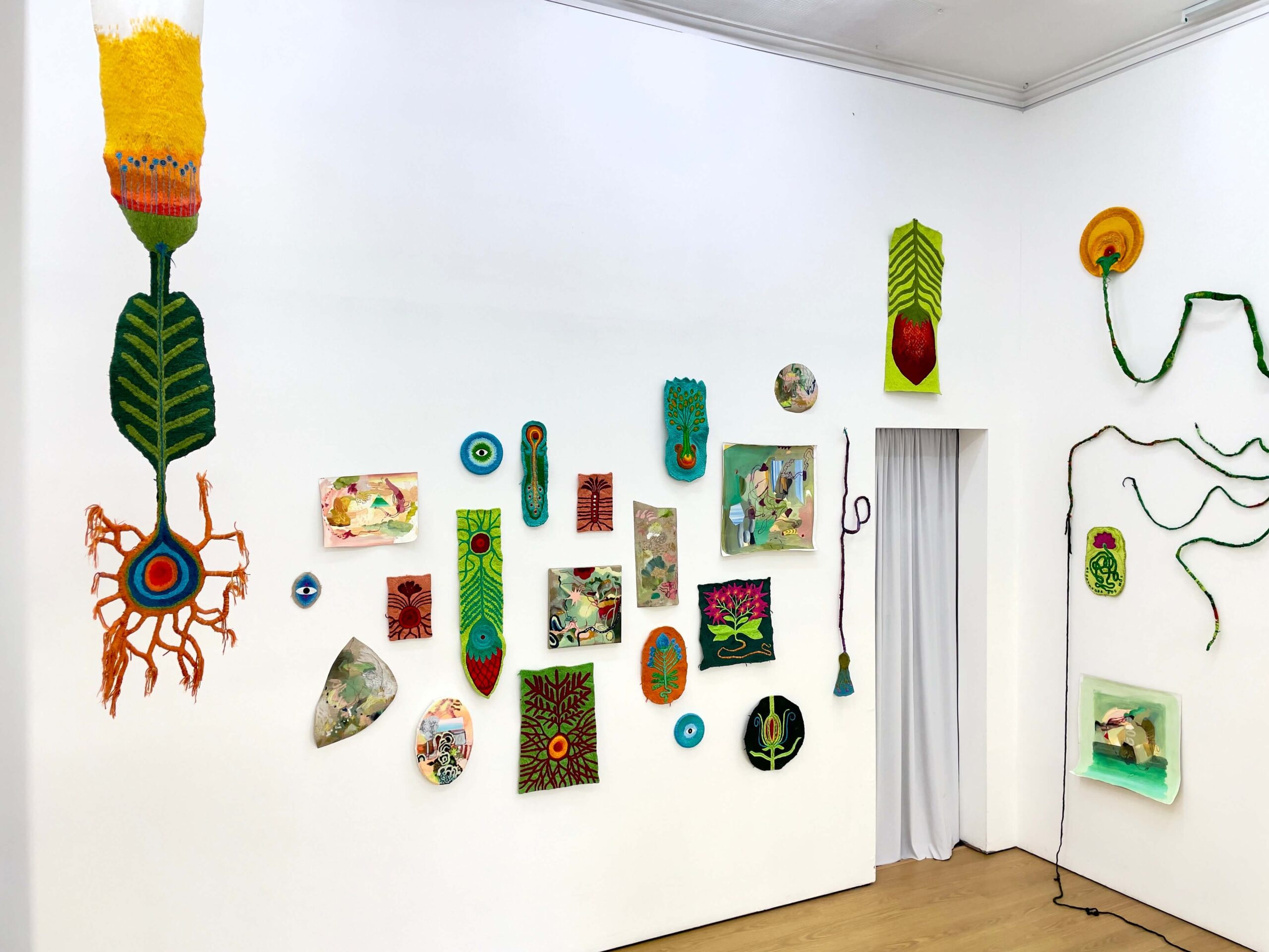 Atelier B12 - In Vitro - Yuli Anastassakis e Veridiana Leite - Texto curatorial Victor Gonçalves